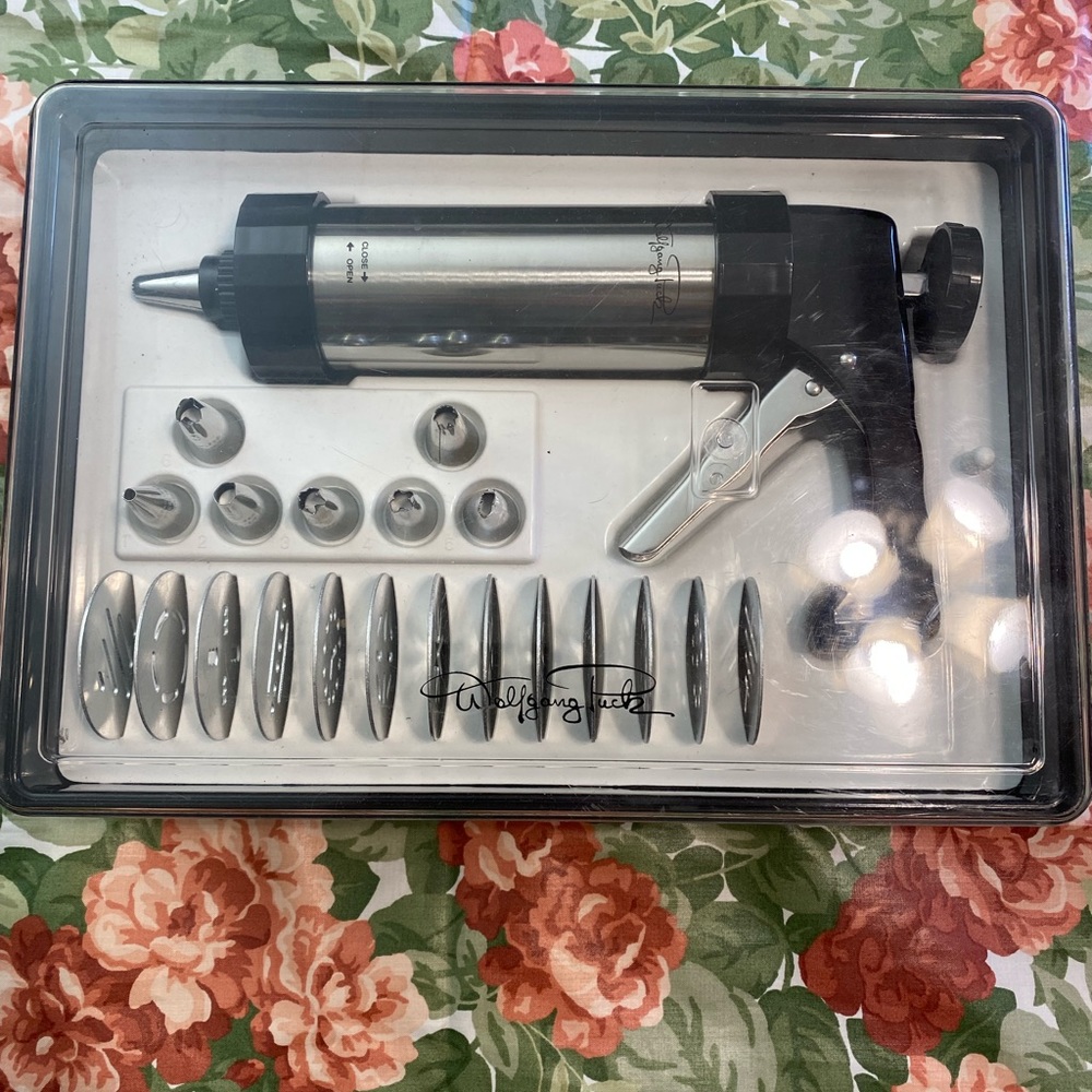 🛒Markdown 🛒 22 pc Wolfgang Puck Cookie Press and Decorator Set